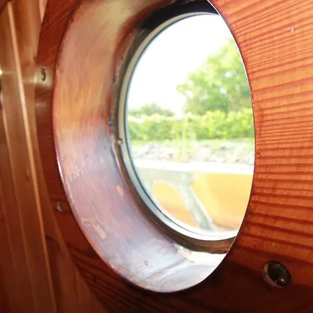 Botel Boat And Breakfast *