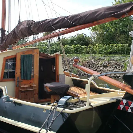 Botel Boat And Breakfast