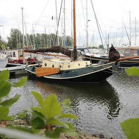 Botel Boat And Breakfast *