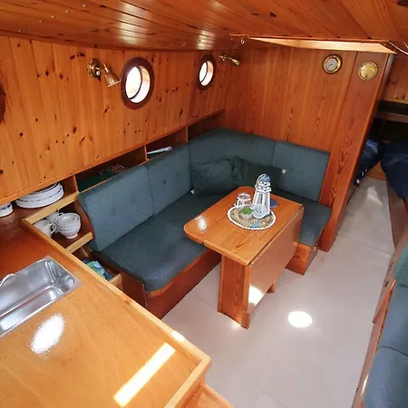 Botel Boat And Breakfast