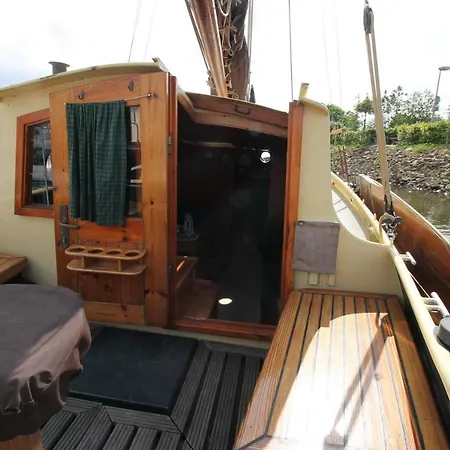 Boat And Breakfast Botel *