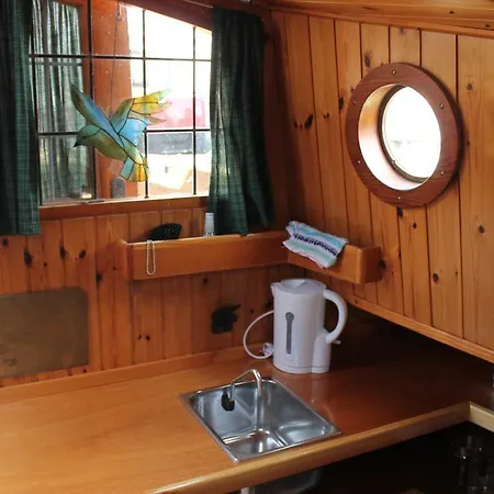 Botel Boat And Breakfast *