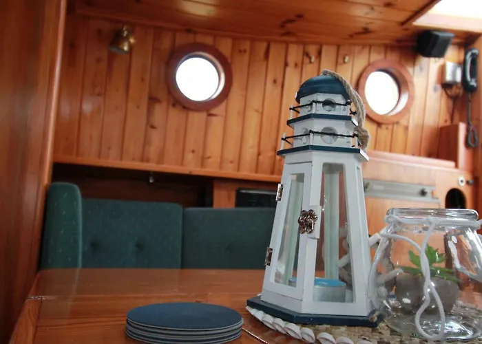 Boat And Breakfast * Strijensas