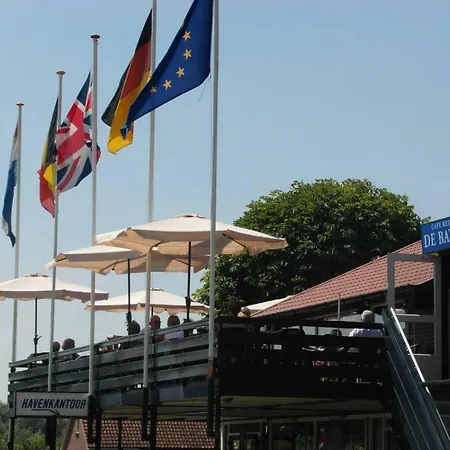 Boat And Breakfast *